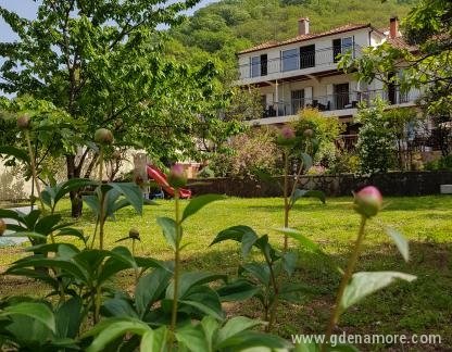 Apartamentos &quot;Đule&quot; Morinj, alojamiento privado en Morinj, Montenegro - Dvoriste (9)